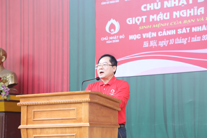 Ông Lê Xuân Sơn, Tổng biên tập Báo Tiền phong, Trưởng Ban tổ chức Ngày Chủ nhật đỏ lần thứ XII năm 2020 phát biểu tại chương trình